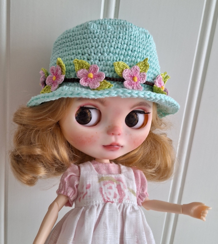 Blythe Hat and Flowerstring Cherryblossom