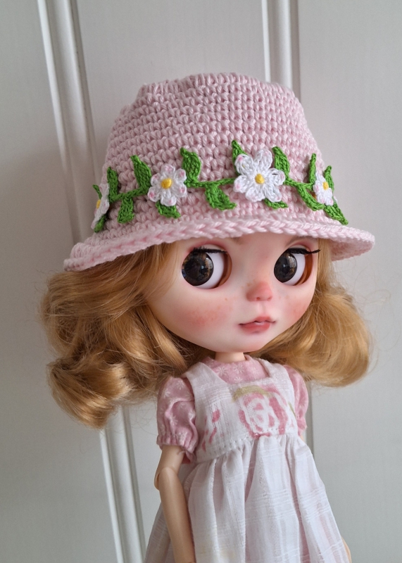 Blythe Hat and Flowerstring Daisies on Pink